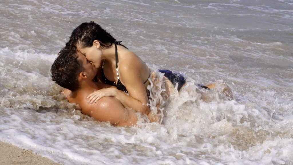 man-and-woman-angels-tree-hill-sea-beach-couple-kiss-free-hd-184977